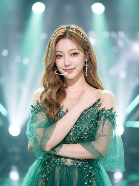 Emerald Idol Stage — AI photo extension by Ivy Choi on FRAW